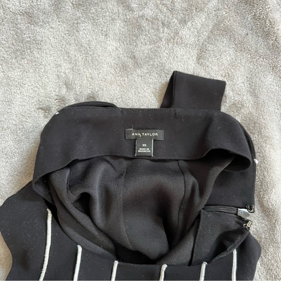 Ann Taylor black sleeveless blouse with white stripes Size Xs - Picture 6 of 6